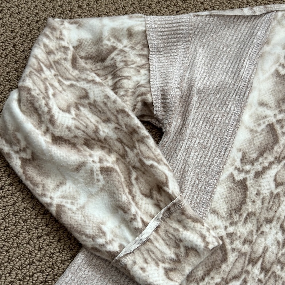 Fleece Snakeskin 🐍 Top - Picture 4 of 6